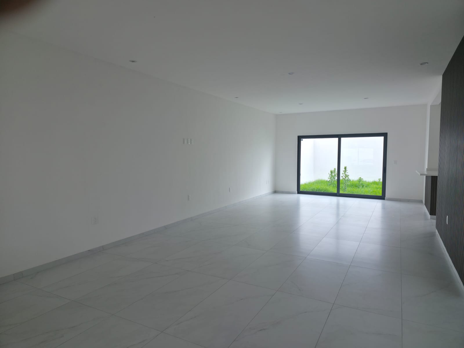 Sala-comedor amplio con puertas al jardín