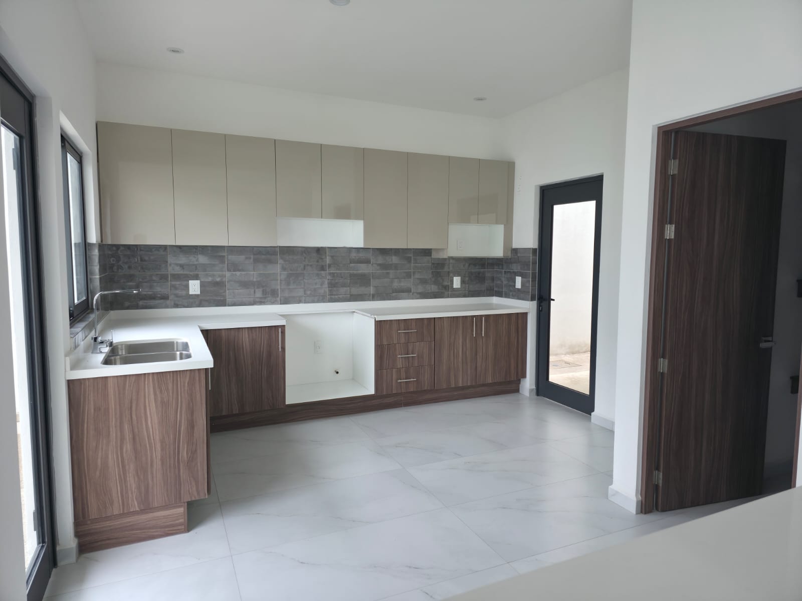 Cocina integral con gabinetes altos