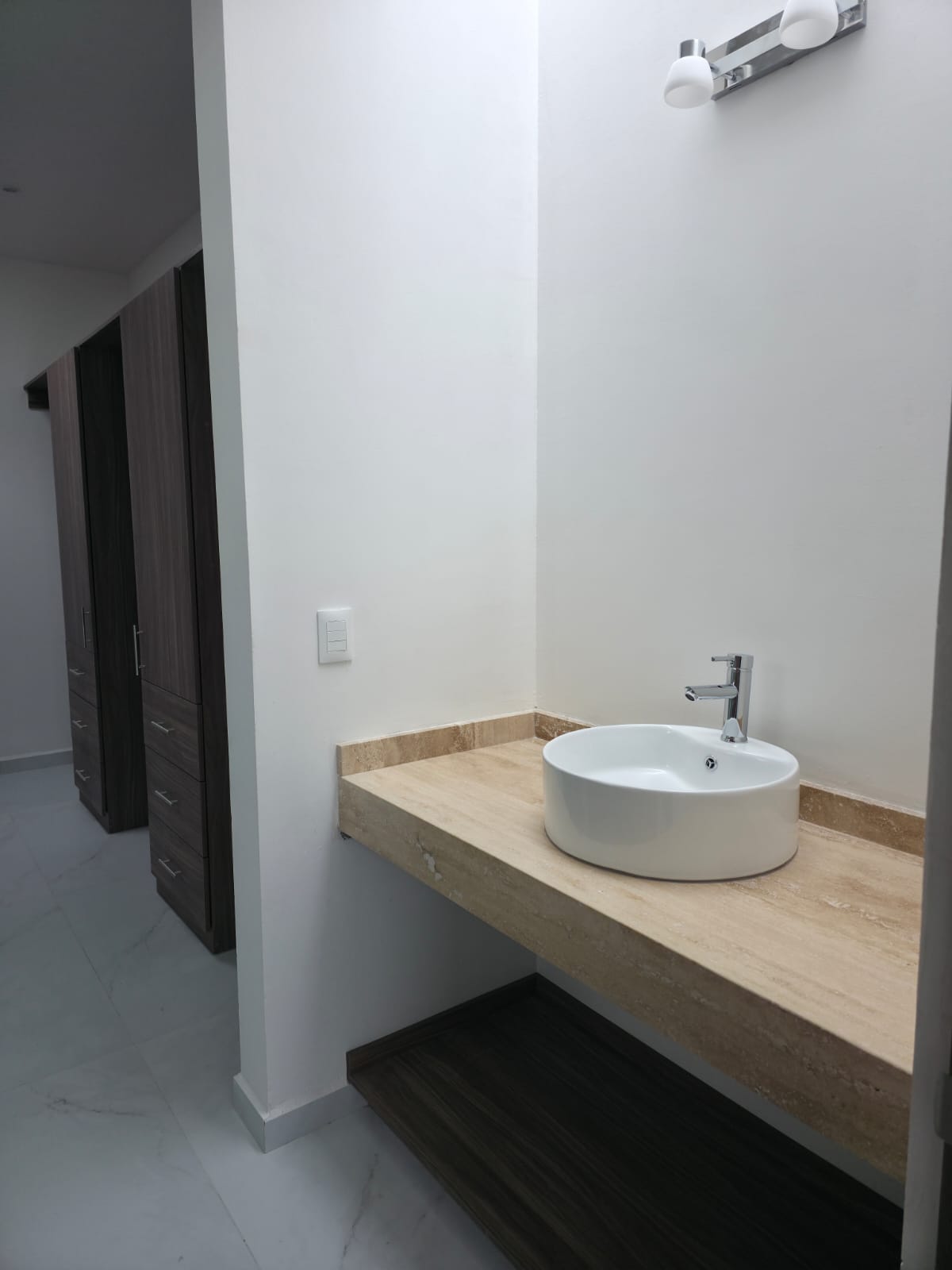 Vestidor con repisas y cajones