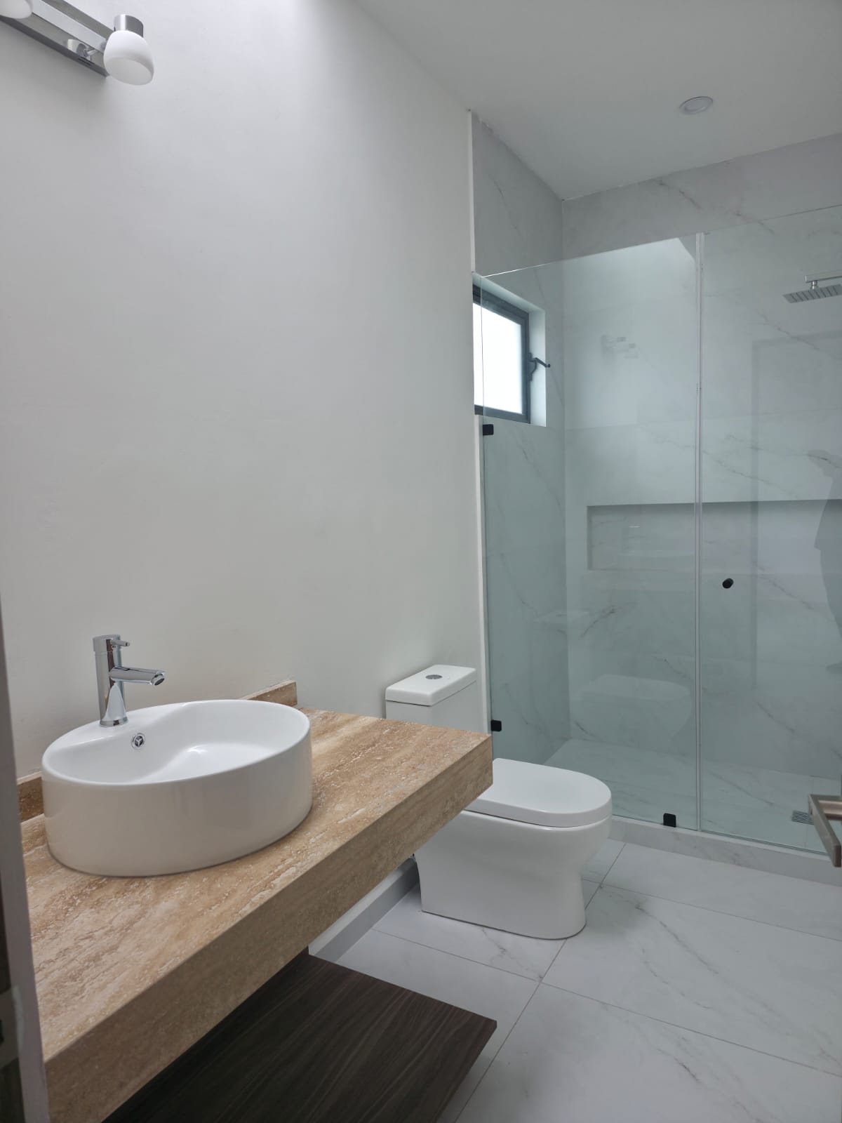 Baño en suite adicional con regadera independiente