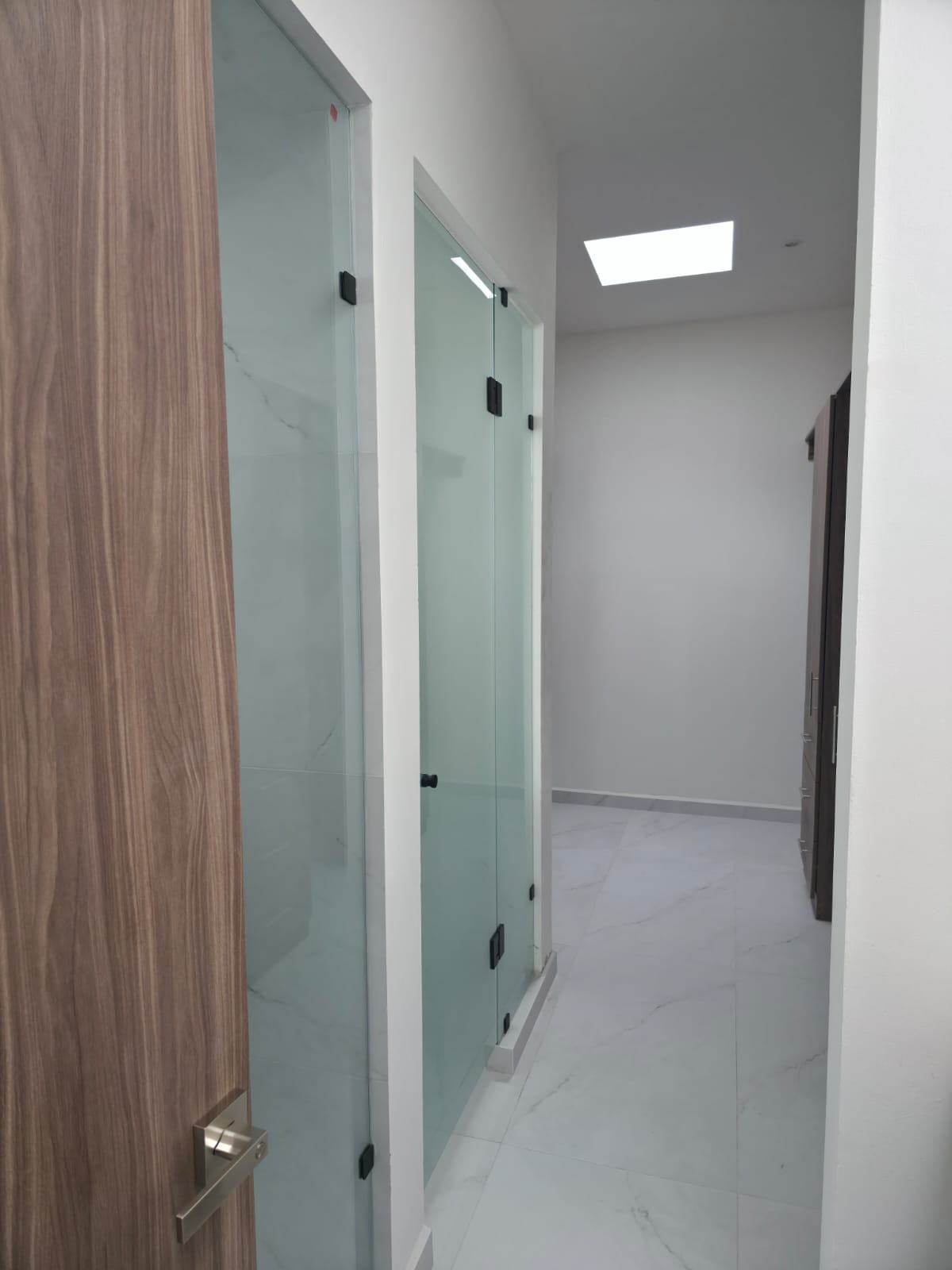Corredor con puertas de vidrio esmerilado