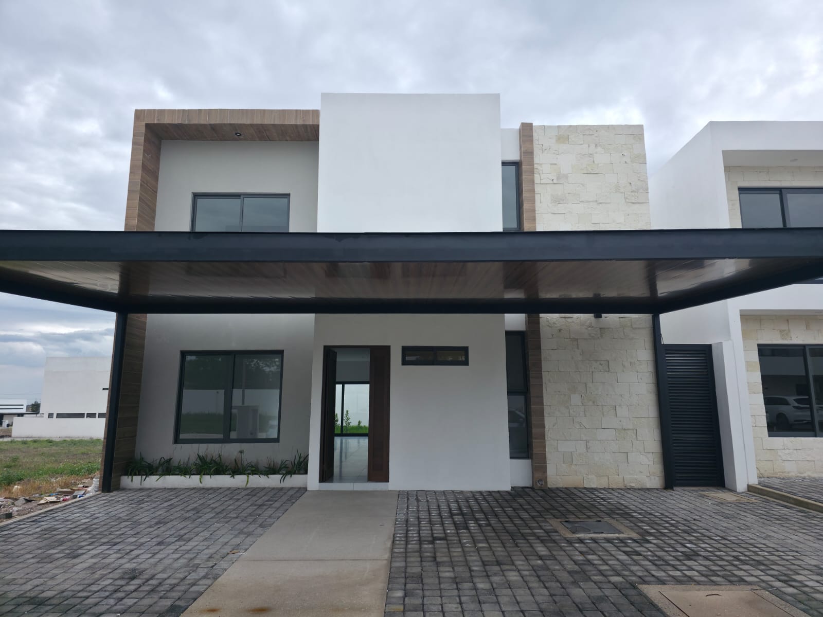 Fachada exterior con pérgola