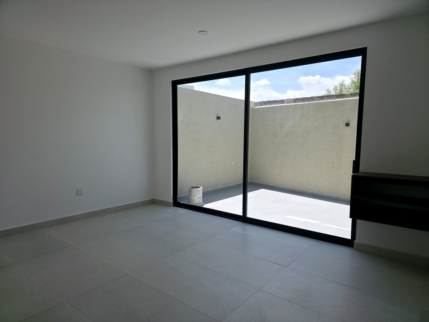 Sala conectada con terraza