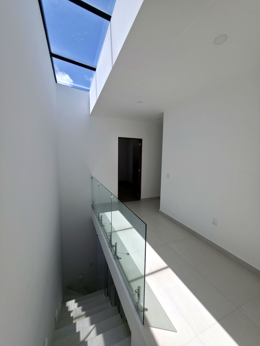 Escalera iluminada por domo