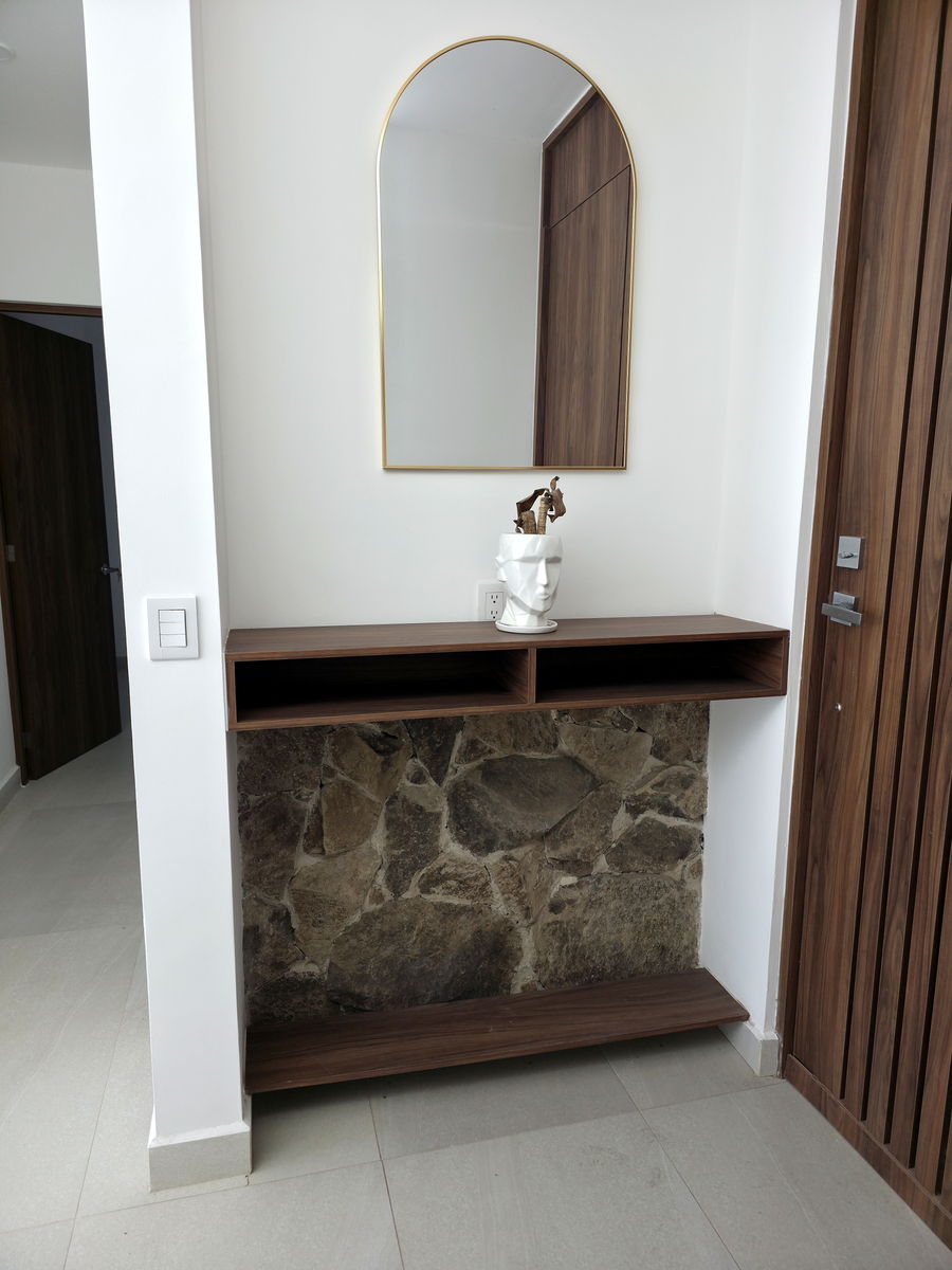 Nicho de acceso con piedra natural y carpintería