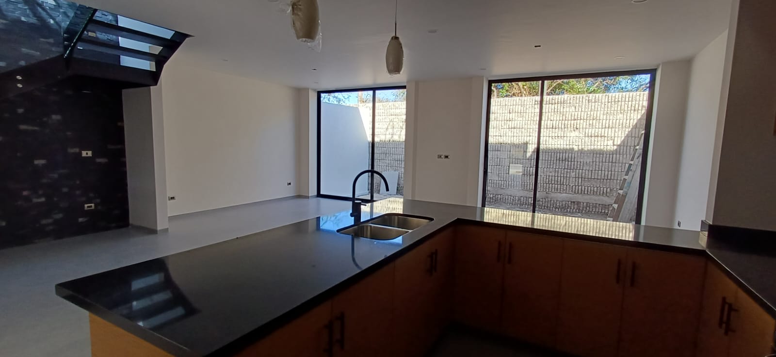 Vista sala-comedor y jardín