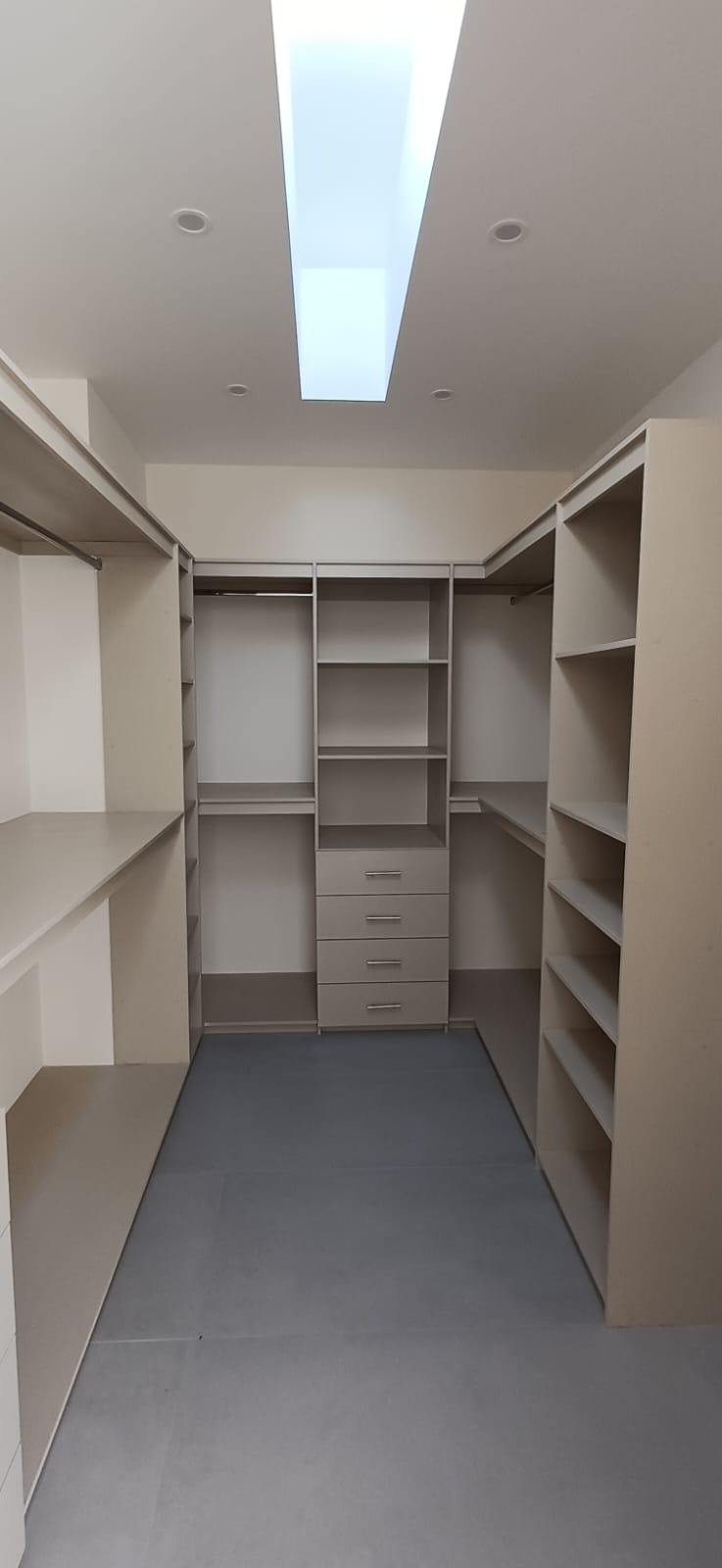 Walk-in closet con claraboya