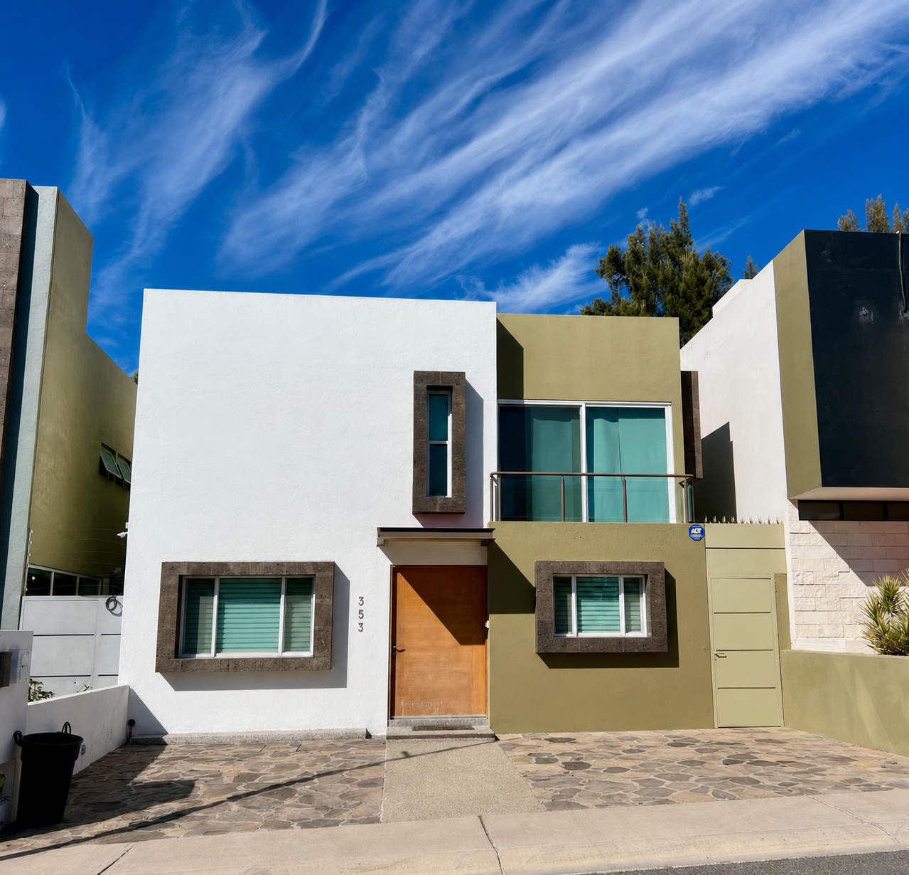 Fachada exterior - casa verde olivo con acentos de cantera