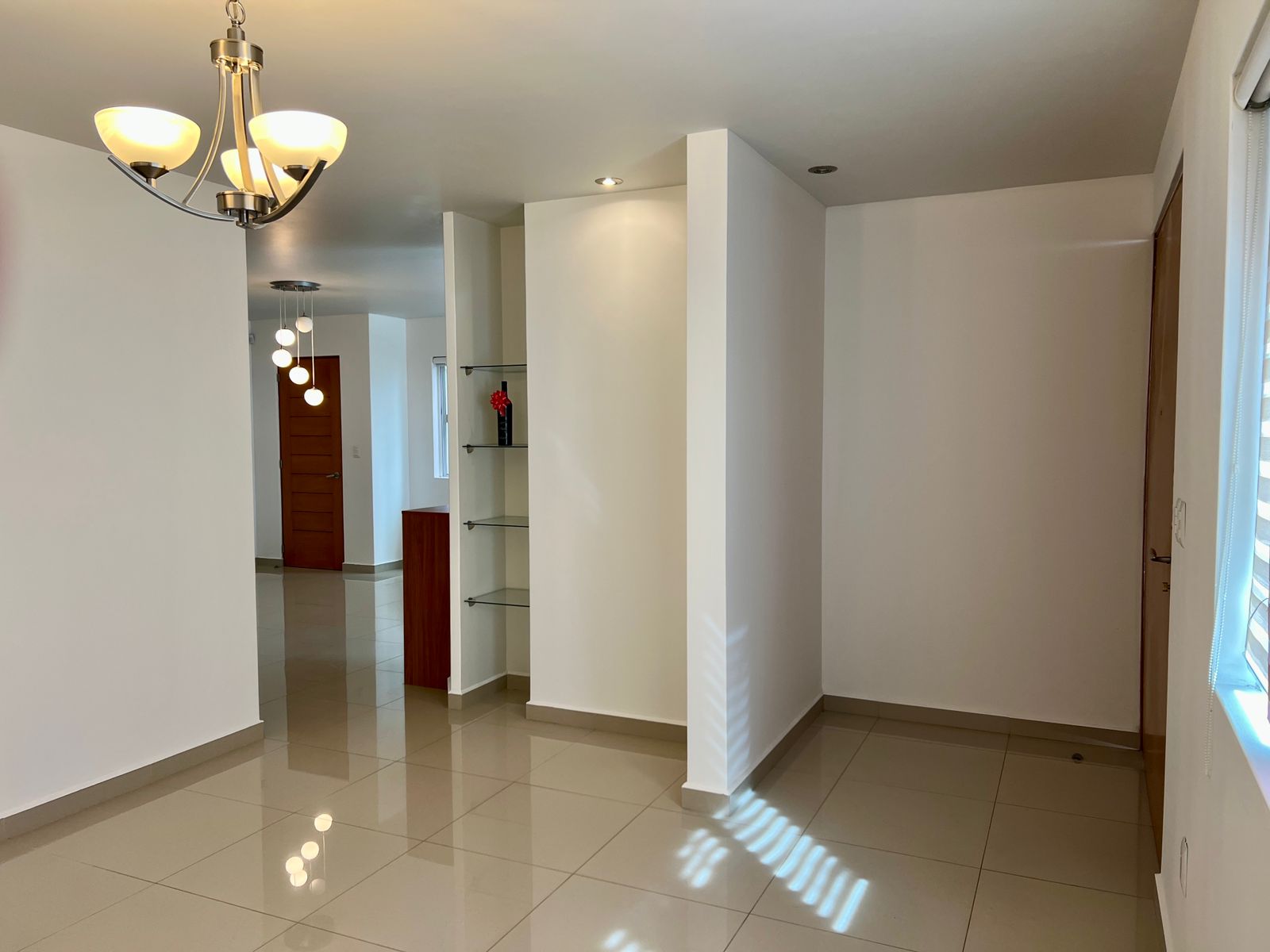 Sala comedor planta baja con lámparas de globo