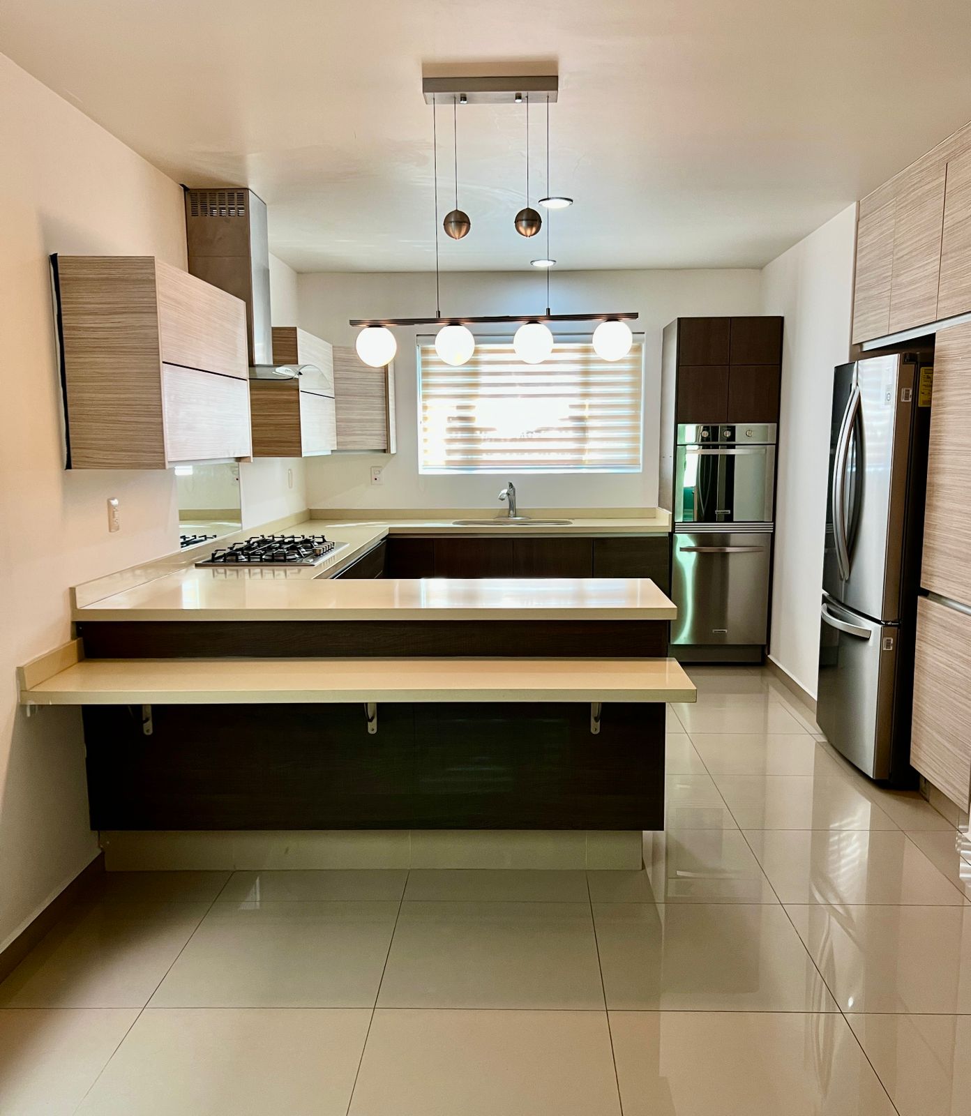 Cocina integral equipada con horno, estufa, campana y refrigerador