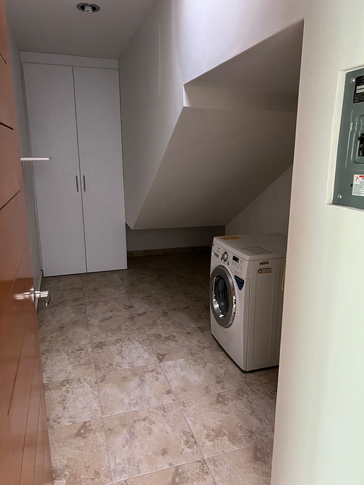 Cuarto de lavado con clóset de blancos