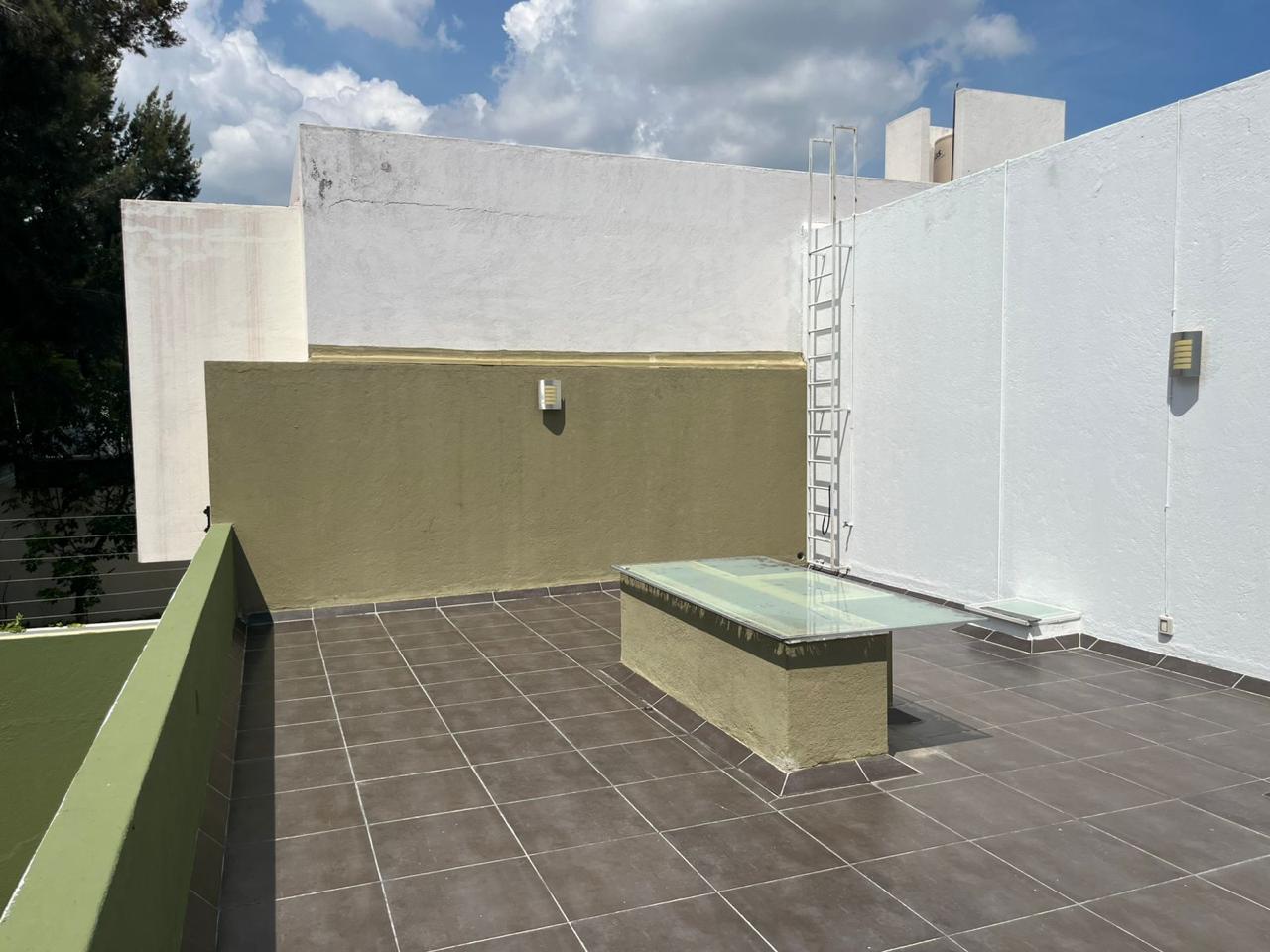 Terraza 50 m² con barandal verde y arboledas