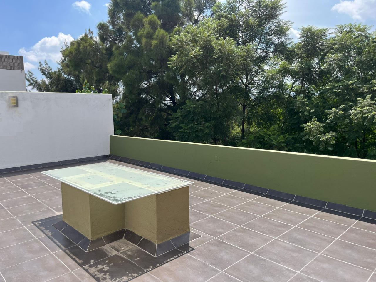 Terraza con tragaluz de cristal y escalera acceso